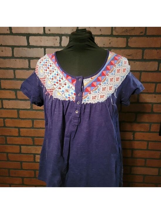 Umgee Tops - Umgee Mixed Material Navy and print fabric top with cap sleeves and scoop neck.